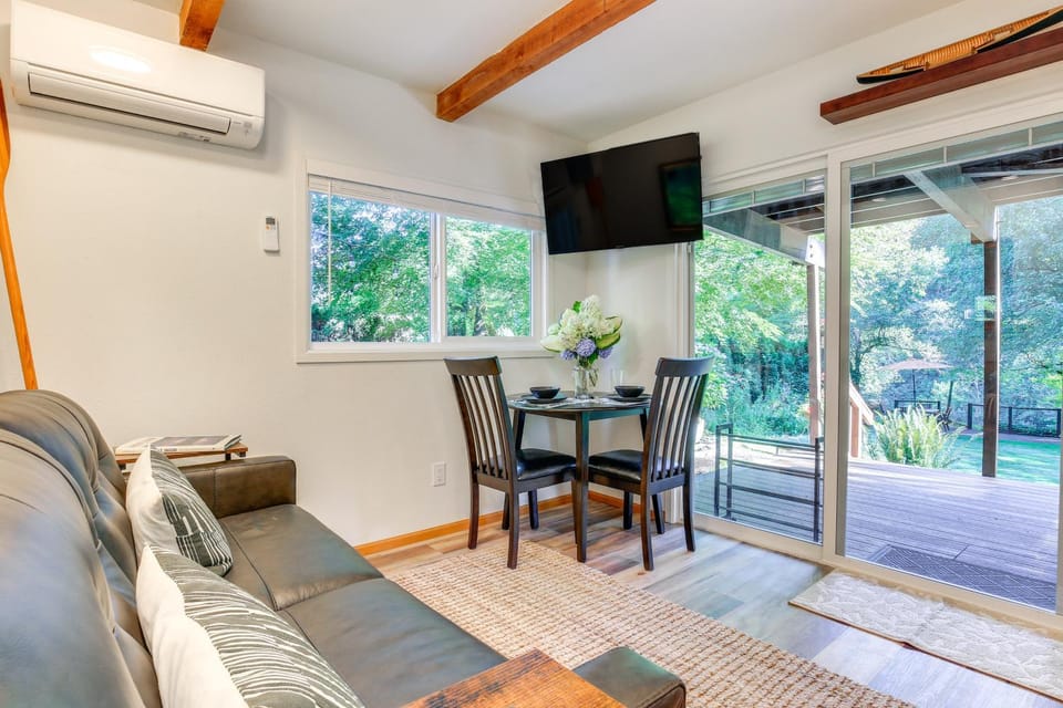 Riverfront Sandy Retreat, Fish and Kayak On-Site Apartment in Clackamas County