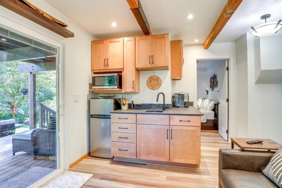 Riverfront Sandy Retreat, Fish and Kayak On-Site Apartment in Clackamas County