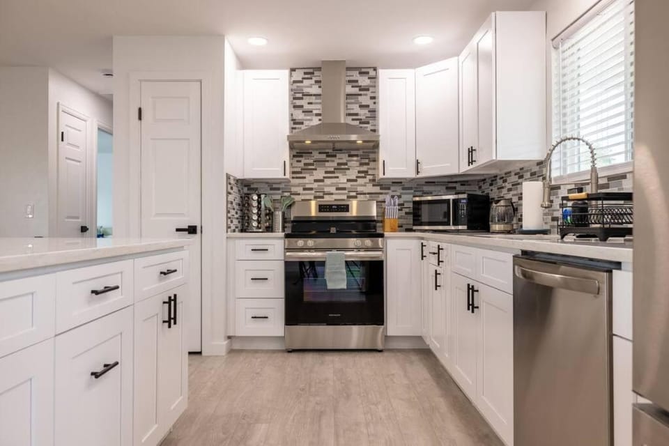 Kitchen or kitchenette, dishwasher, minibar, oven, stove, toaster