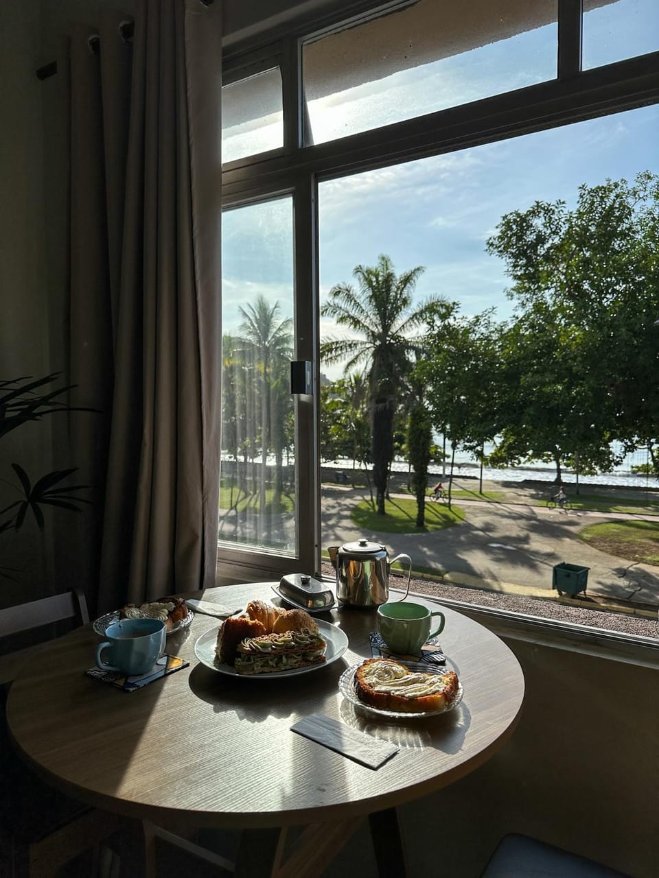 Natural landscape, Coffee/tea facilities, Living room, Dining area, Sea view