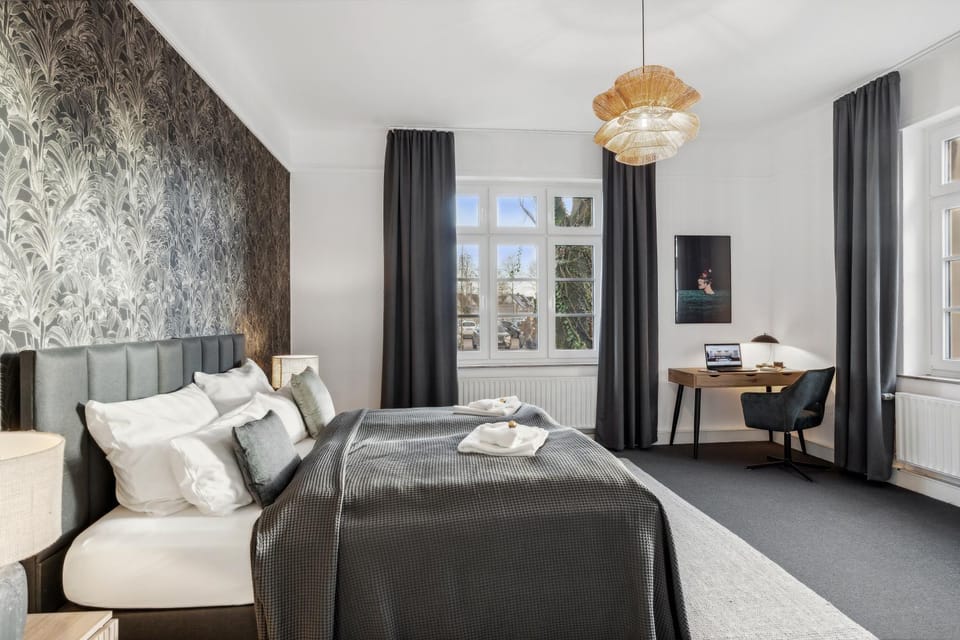 Bed, Photo of the whole room, Seating area, Bedroom