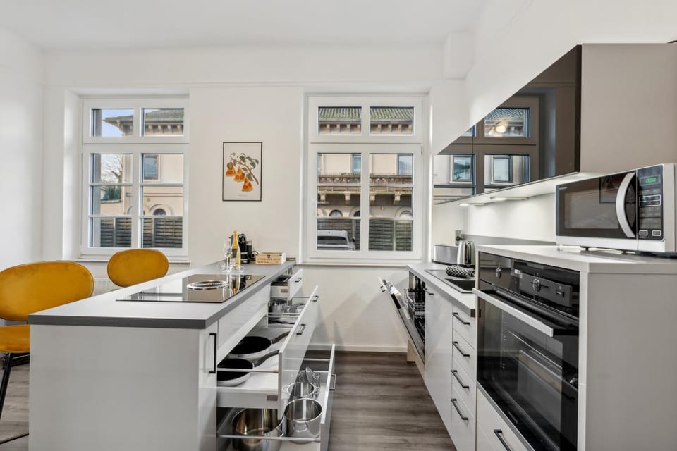 Kitchen or kitchenette, Seating area, dishwasher, microwave, oven, stove, toaster