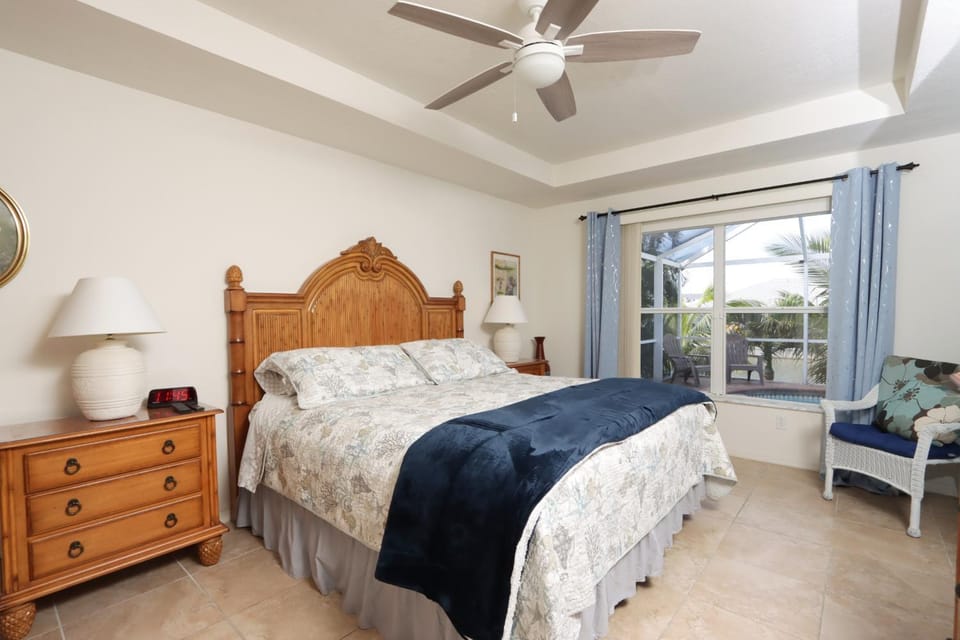 Enchanting Home Nestled Serenely Along a 100-foot Freshwater Canal - Palm Breeze House in Cape Coral