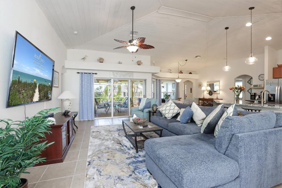 Enchanting Home Nestled Serenely Along a 100-foot Freshwater Canal - Palm Breeze House in Cape Coral