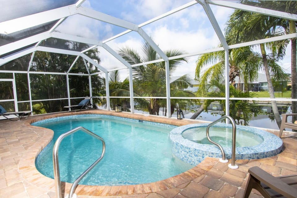 Enchanting Home Nestled Serenely Along a 100-foot Freshwater Canal - Palm Breeze House in Cape Coral
