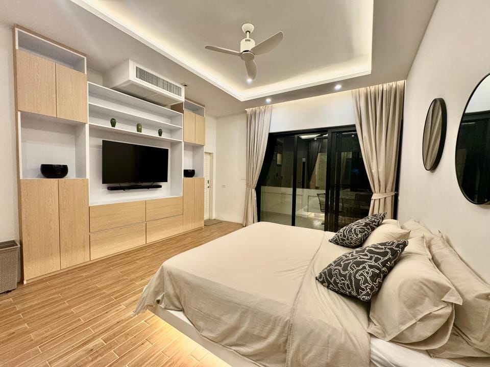 Bed, TV and multimedia, Photo of the whole room, Bedroom, air conditioner