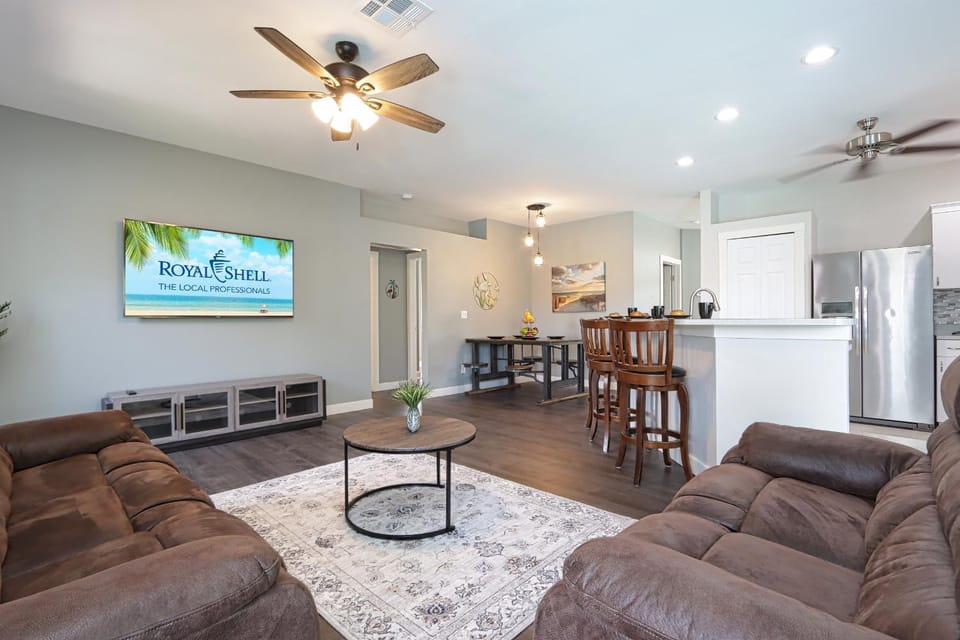 Charming Waterfront Vacation Rental with Fabulous Views and Easy Access to the Caloosahatchee River House in Cape Coral