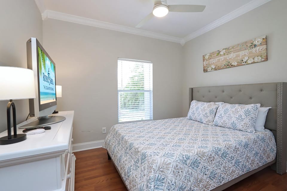 Charming Waterfront Vacation Rental with Fabulous Views and Easy Access to the Caloosahatchee River House in Cape Coral