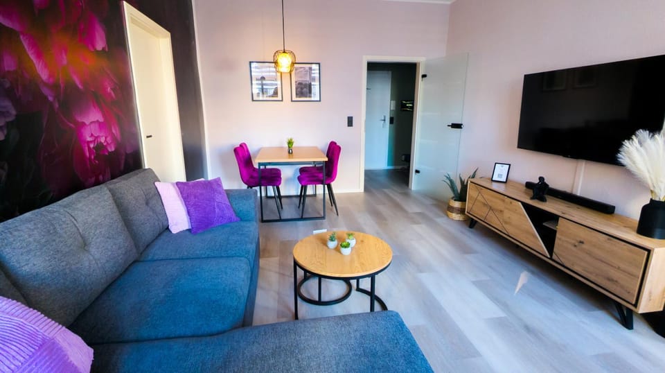 TV and multimedia, Living room, Seating area, Dining area, Evening entertainment