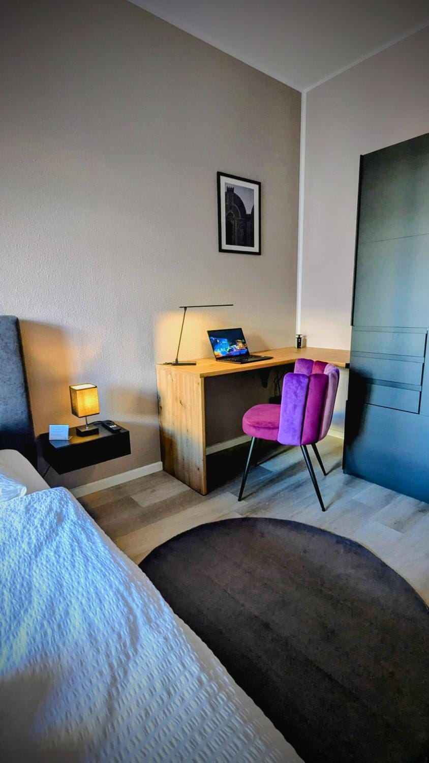Bed, Seating area