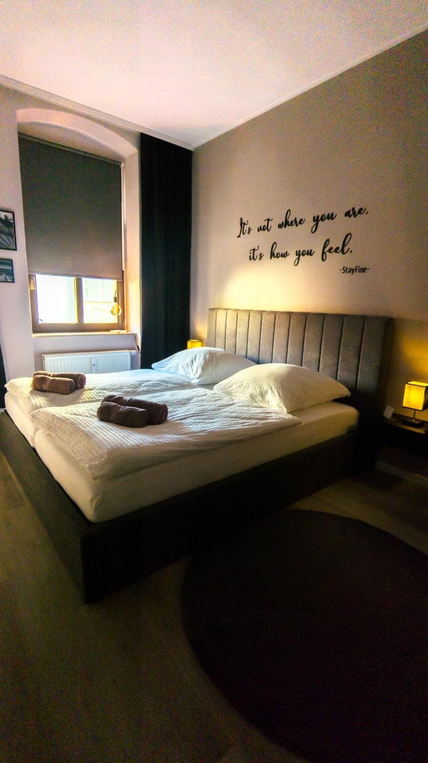 Bed, Bedroom, towels