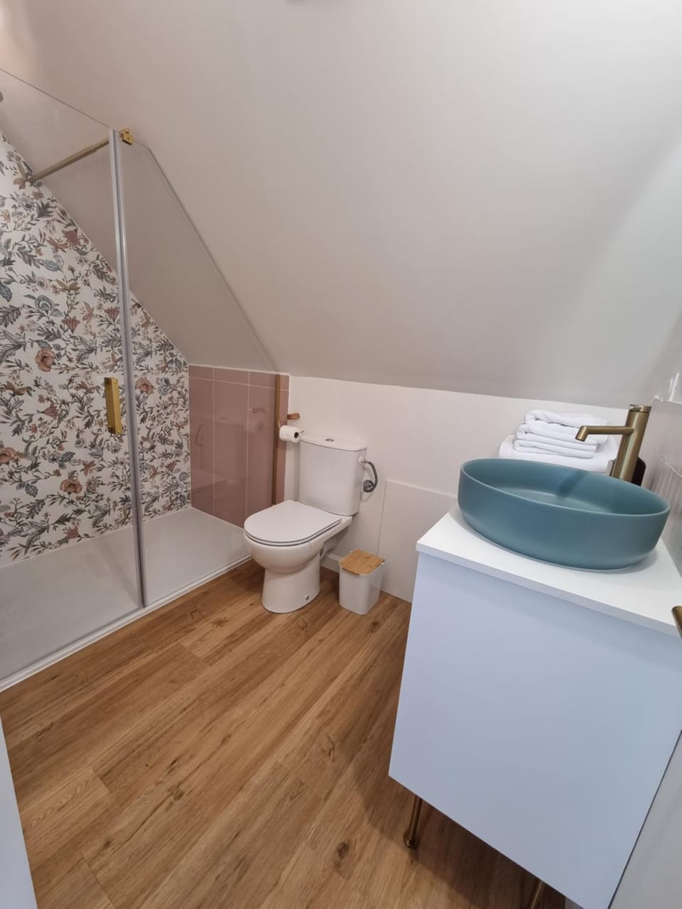 Shower, Toilet, Bathroom, towels