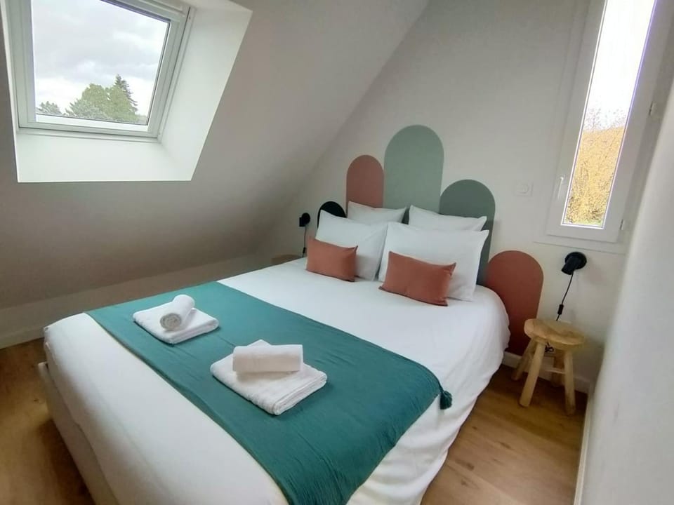 Bed, Photo of the whole room, Bedroom, towels