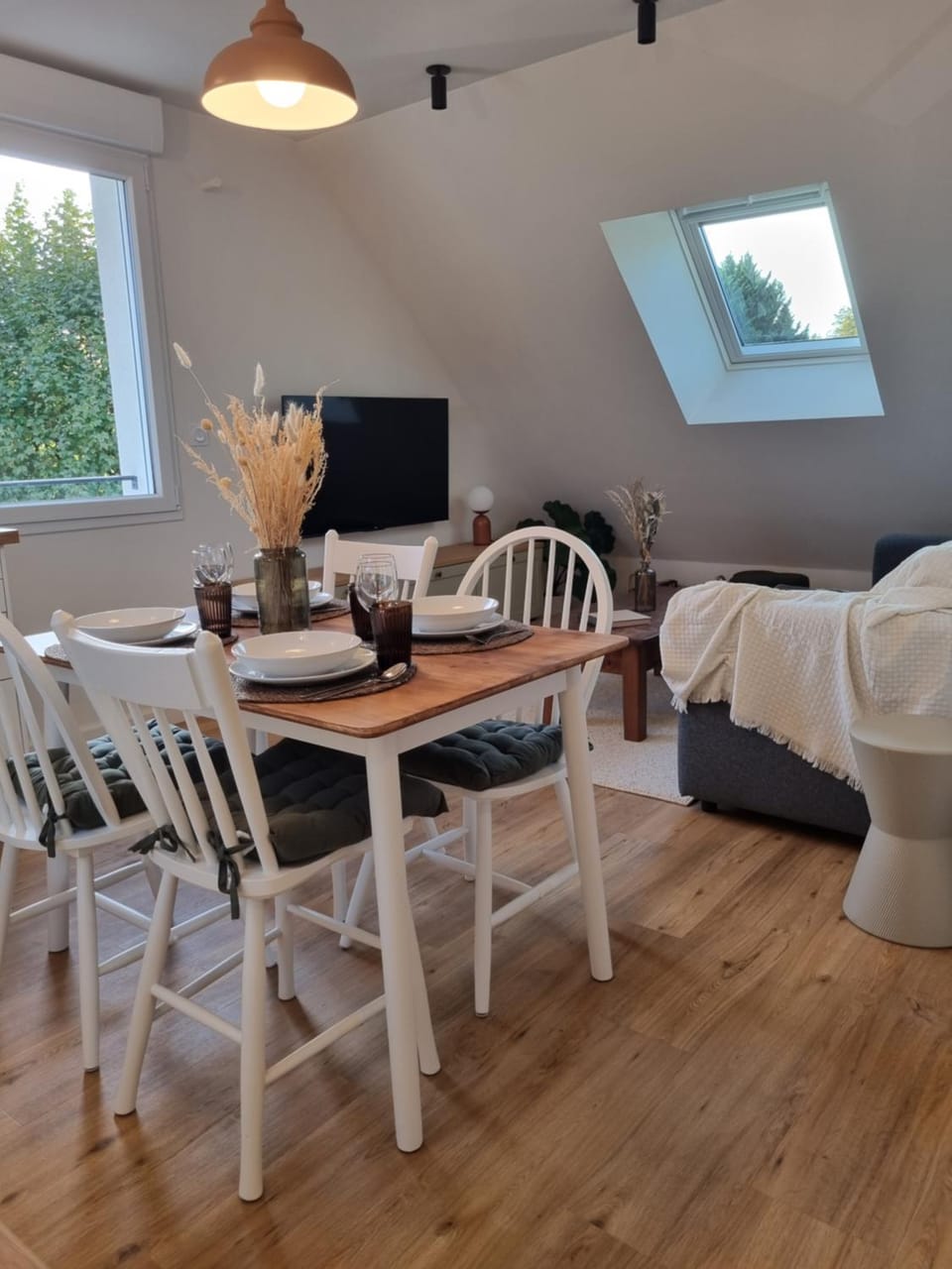 TV and multimedia, Living room, Seating area, Dining area
