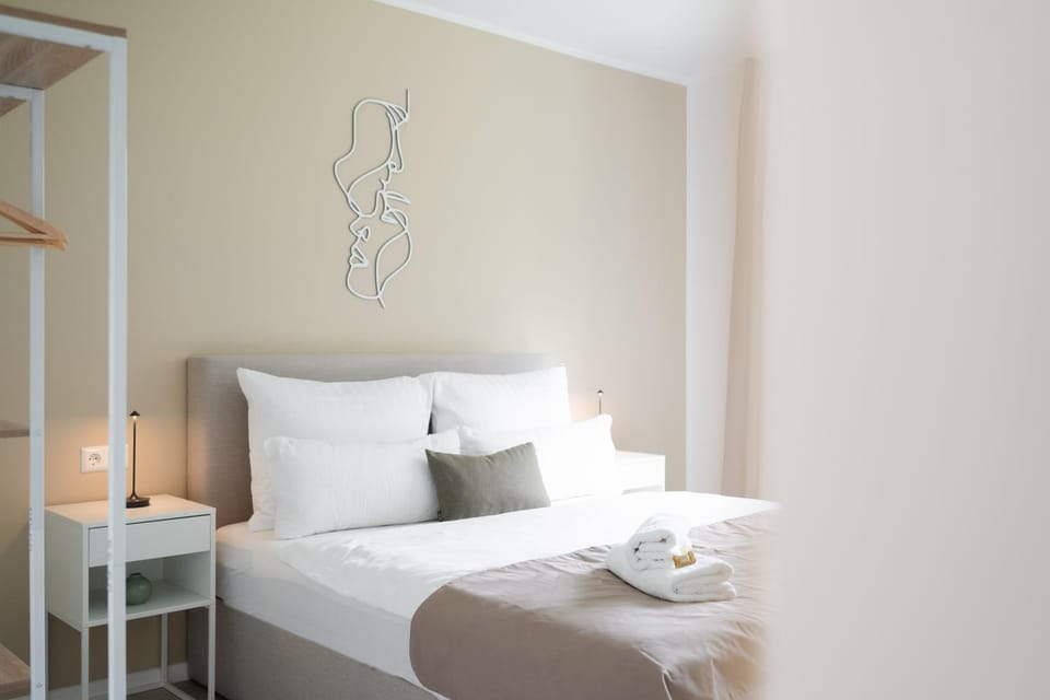 Bed, Business facilities, Bedroom