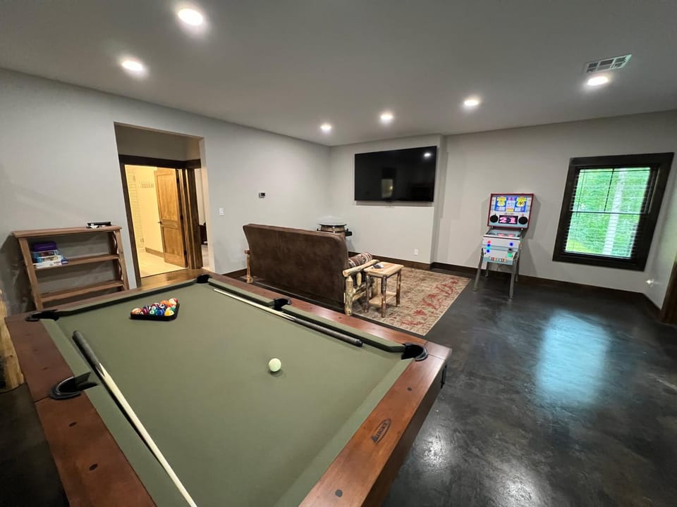 Beary Playful a highend luxury cabin nestled in the heart of downtown Gatlinburg Cabin in Gatlinburg