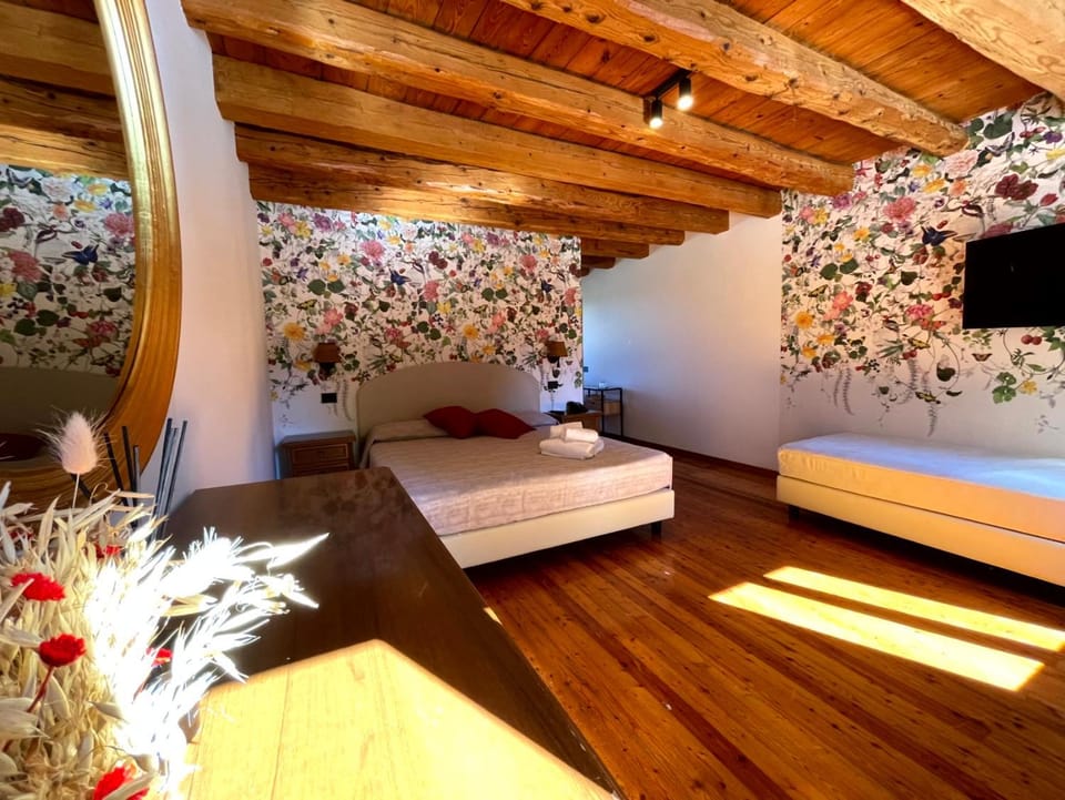 Bed, TV and multimedia, Bedroom