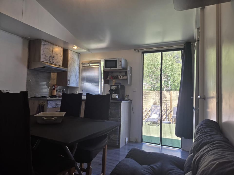 Charmant Mobil home avec piscine privative Chalet in Gémenos