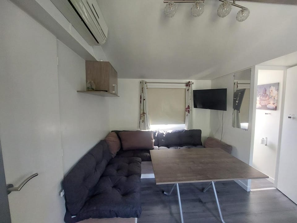 Charmant Mobil home avec piscine privative Chalet in Gémenos