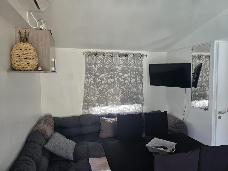 Charmant Mobil home avec piscine privative Chalet in Gémenos