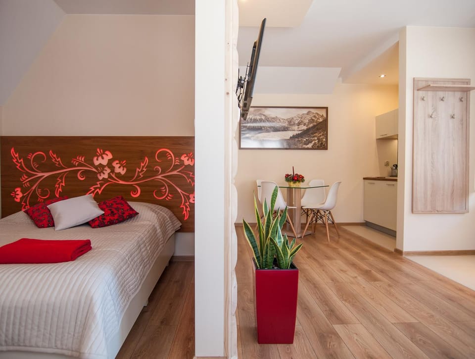 Bed, Living room, Photo of the whole room, Seating area, Bedroom