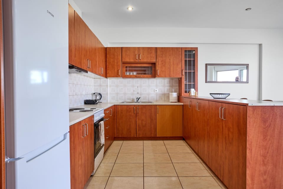 Coffee/tea facilities, Kitchen or kitchenette, oven, stove