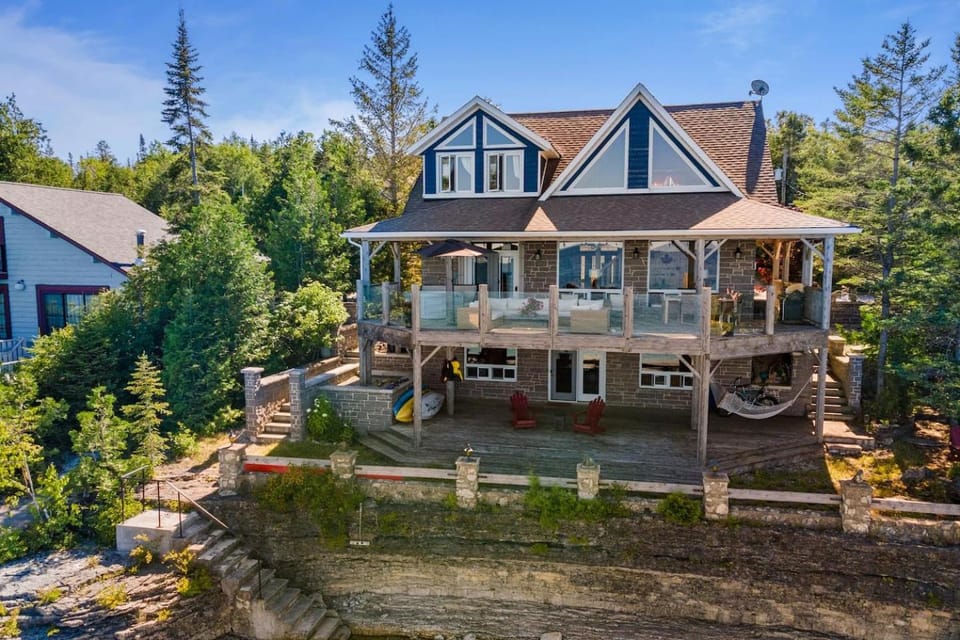 Luxury Waterfront Oasis w Hot Tub House in Lion's Head