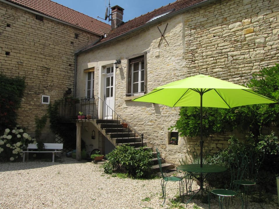 Les Moinillons Piscine toute l'année mini 30 degrés l'hiver House in Bourgogne-Franche-Comté