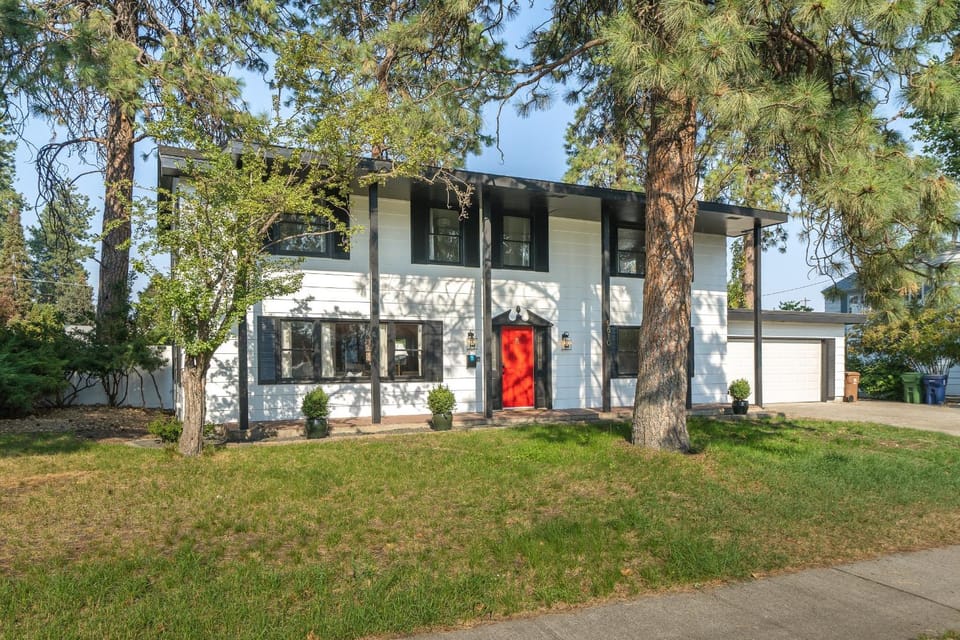 Beautiful 3 story villa with room for 17 people - outdoor POOL and indoor SAUNA House in Spokane