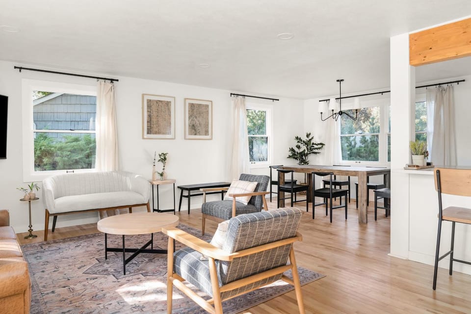 Beautiful 3 story villa with room for 17 people - outdoor POOL and indoor SAUNA House in Spokane