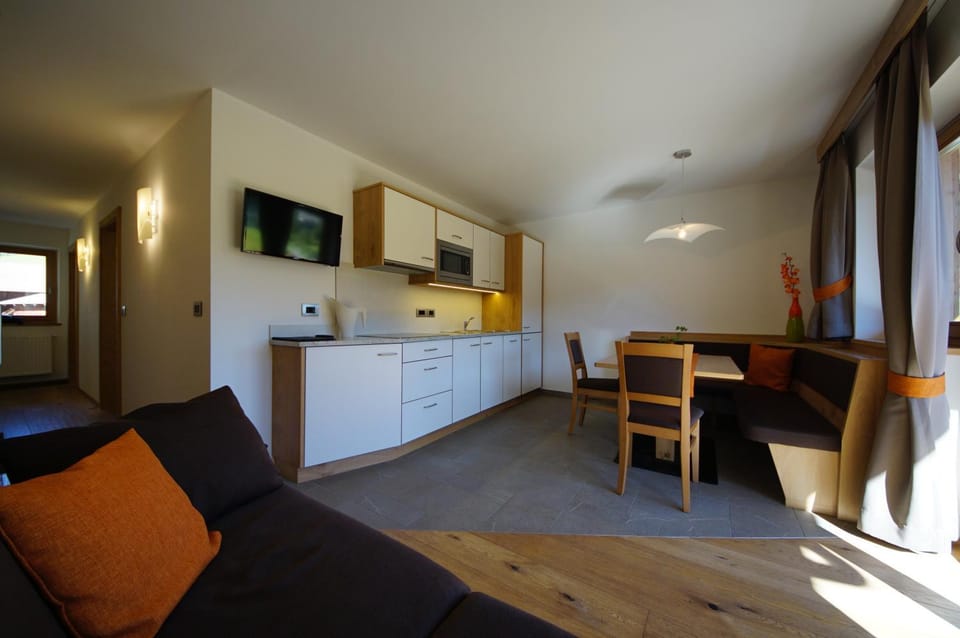 TV and multimedia, Kitchen or kitchenette, Living room, Seating area, Dining area, dishwasher