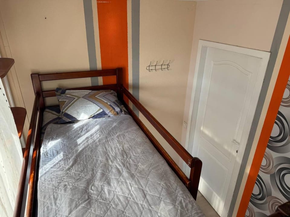 Bed, Photo of the whole room, bunk bed