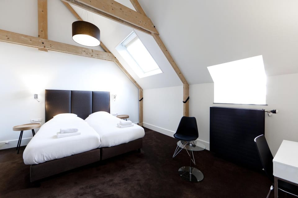 Bed, Seating area, Bedroom