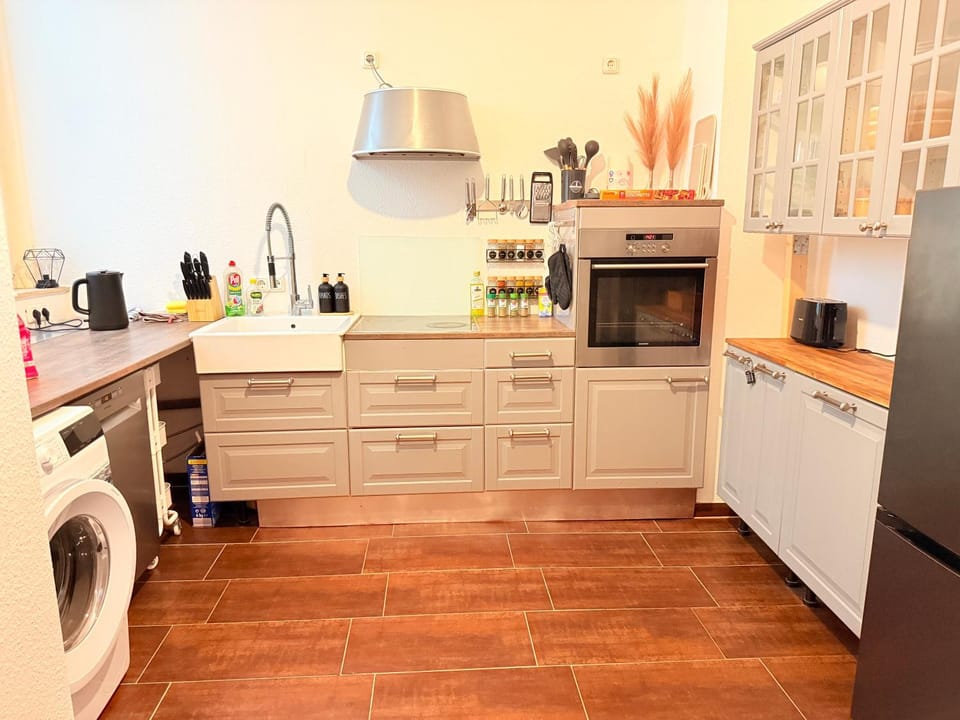 Coffee/tea facilities, Kitchen or kitchenette, dishwasher, oven, stove, toaster, washing machine