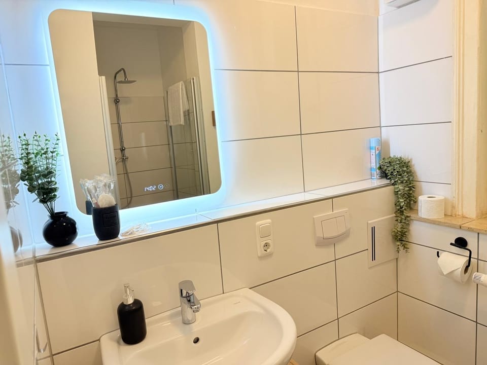 Shower, Toilet, Bathroom, towels