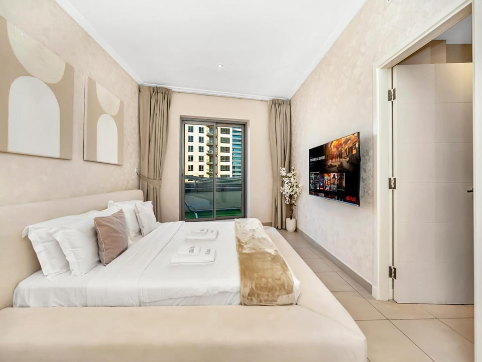 Bed, TV and multimedia, Bedroom