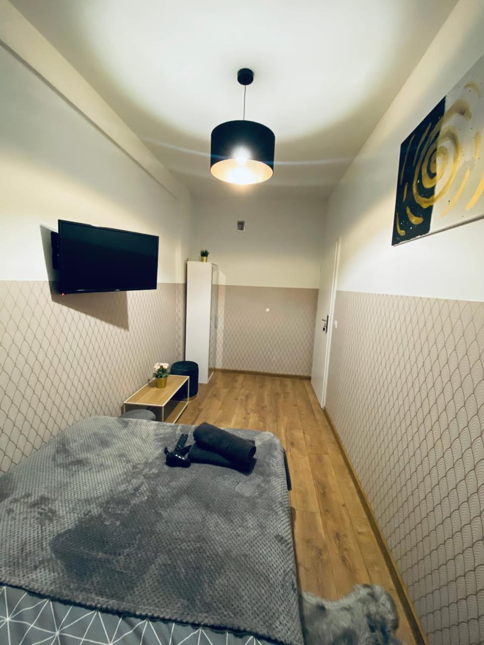 Bed, TV and multimedia, Photo of the whole room, Bedroom