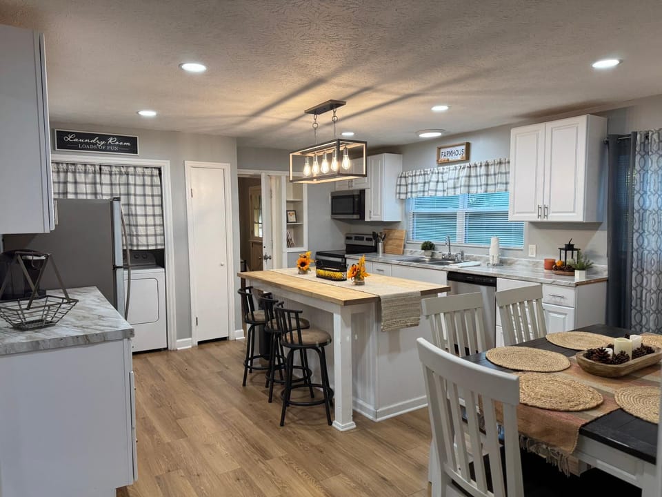 Kitchen or kitchenette, Dining area, dishwasher, oven, stove, toaster