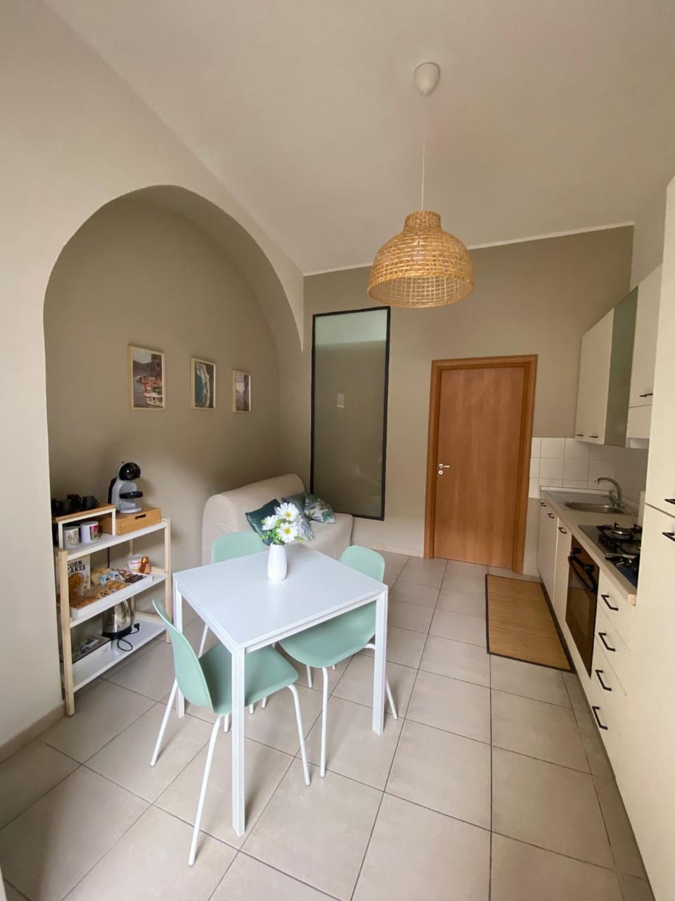 Kitchen or kitchenette, Dining area, oven