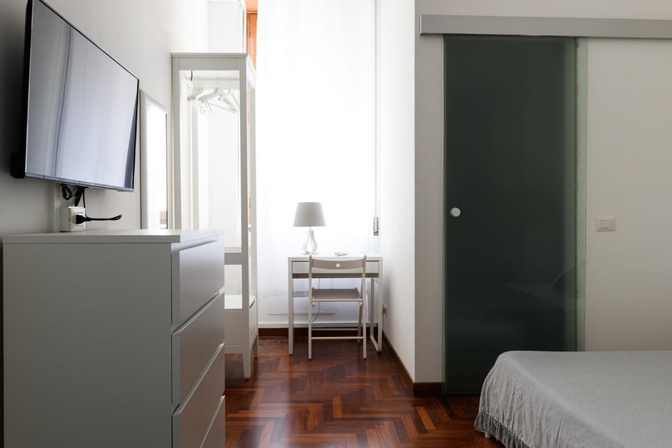Bed, TV and multimedia, Bedroom, hair dresser, wardrobe