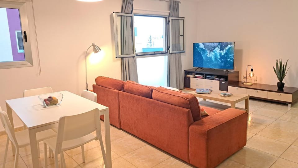 Communal lounge/ TV room, TV and multimedia, Living room, Seating area, Dining area, Evening entertainment
