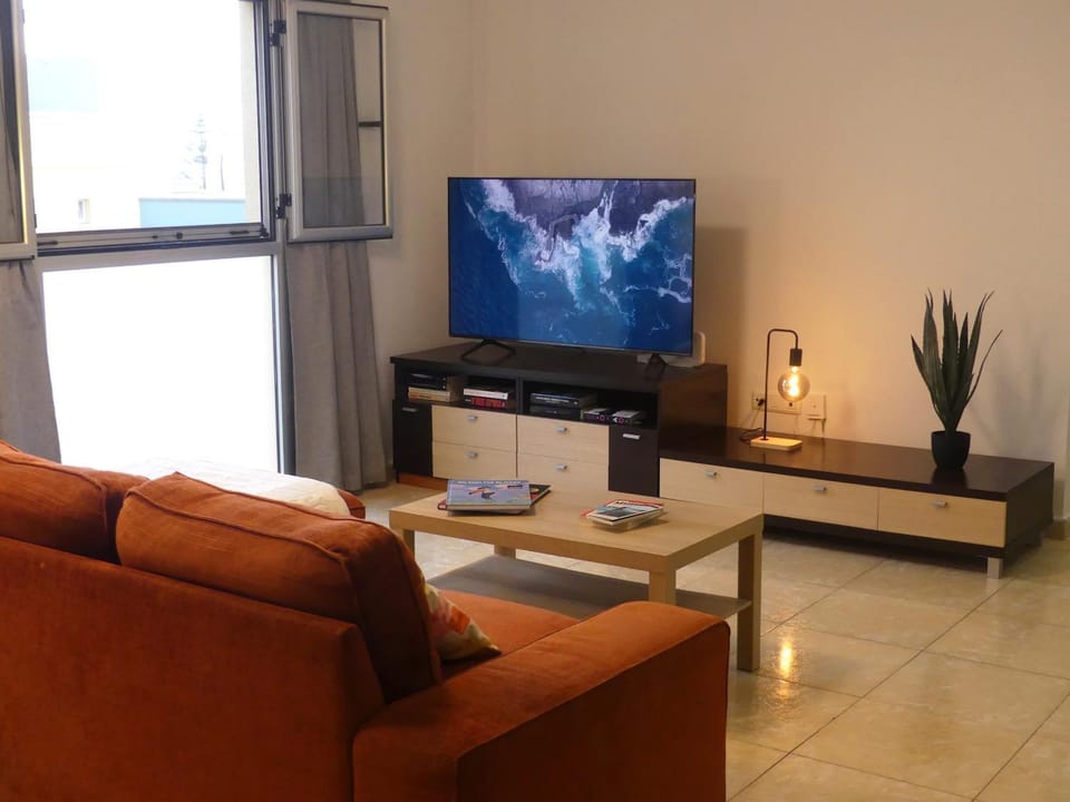 Communal lounge/ TV room, TV and multimedia, Living room, Seating area, Evening entertainment