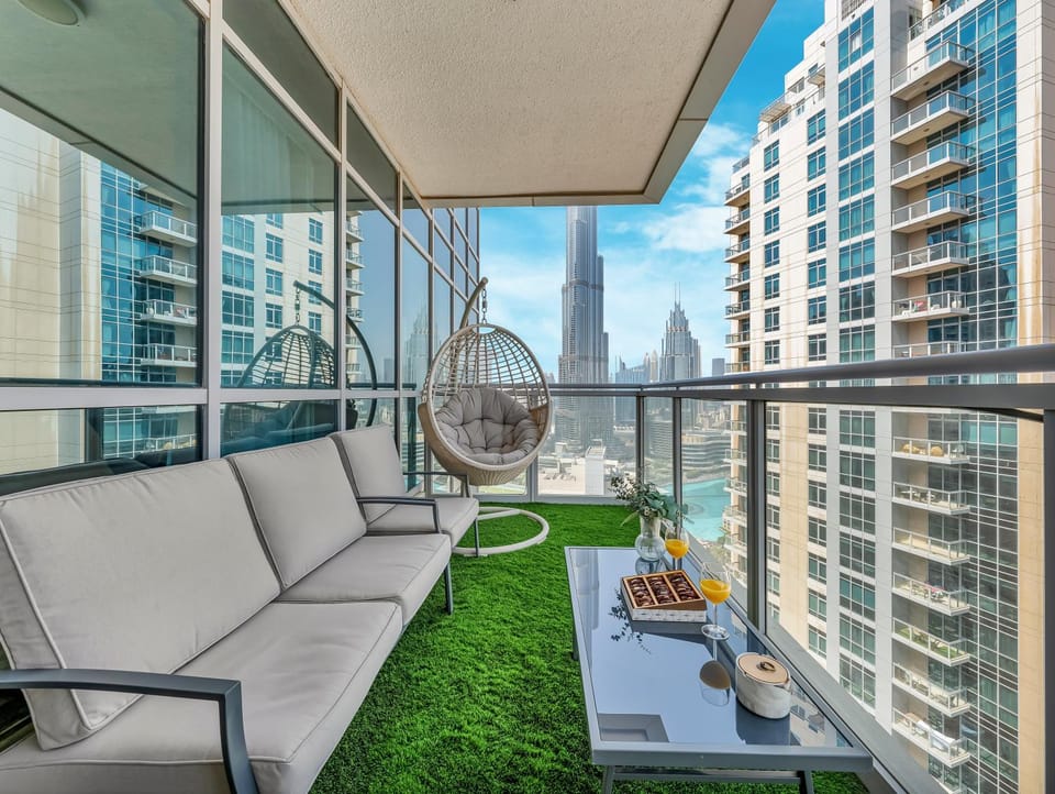Patio, Nearby landmark, Day, View (from property/room), Balcony/Terrace, Seating area, Landmark view