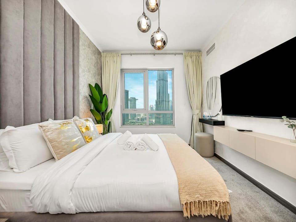 Bed, TV and multimedia, Photo of the whole room, Bedroom, Landmark view