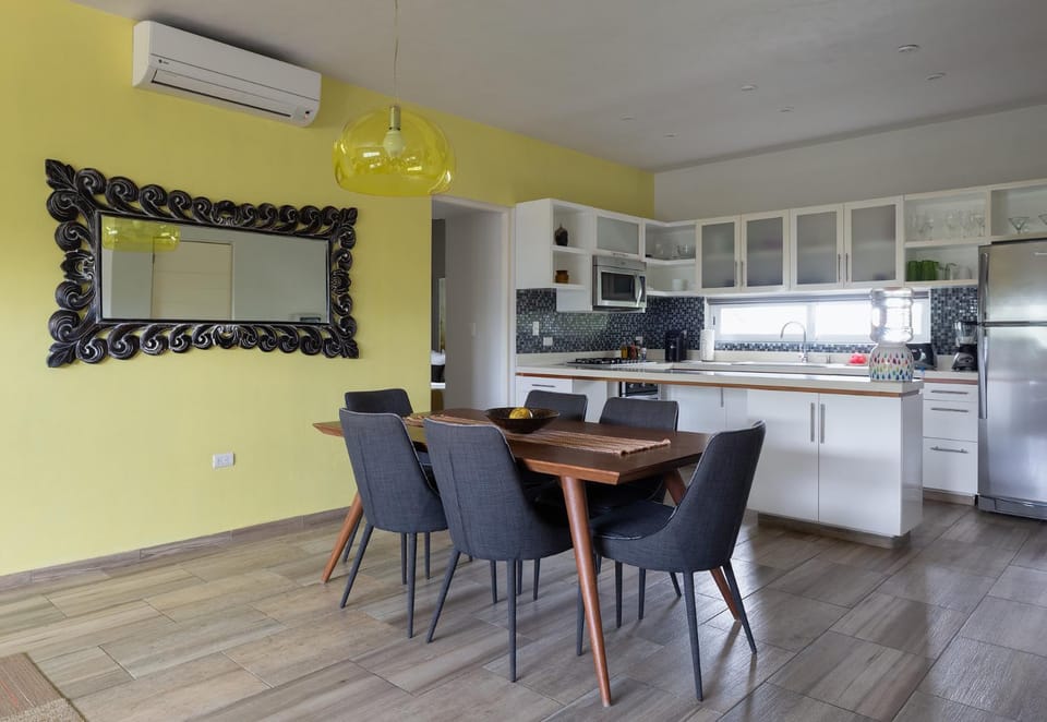 Coffee/tea facilities, Kitchen or kitchenette, Seating area, Dining area