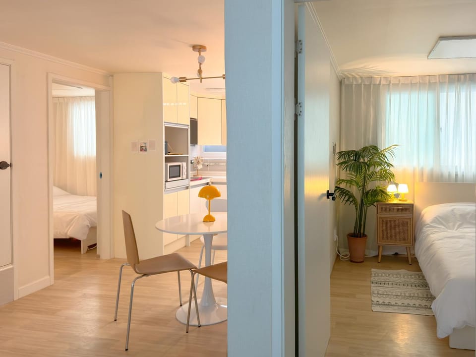 Kitchen or kitchenette, Dining area