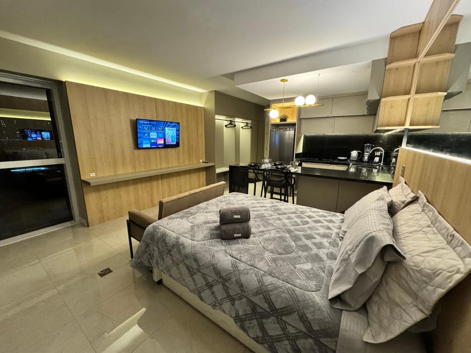 Bed, TV and multimedia, Kitchen or kitchenette, Photo of the whole room, Seating area, Dining area, Bedroom
