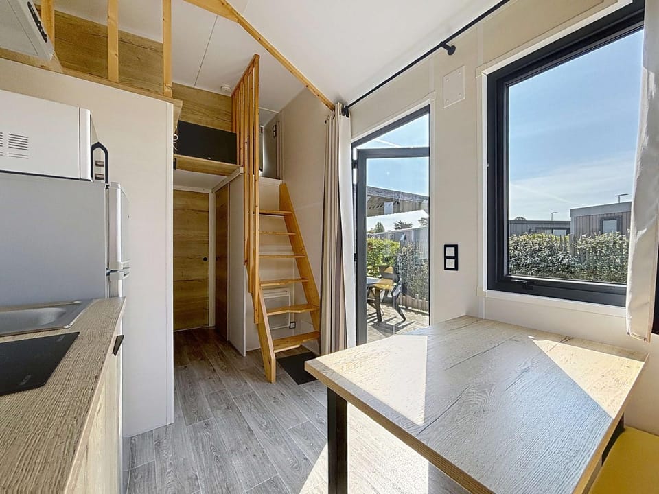 Tiny House bois avec terrasse, piscine, wifi, animaux admis, parking - 200m de la plage - FR-1-361A-88 House in Jullouville