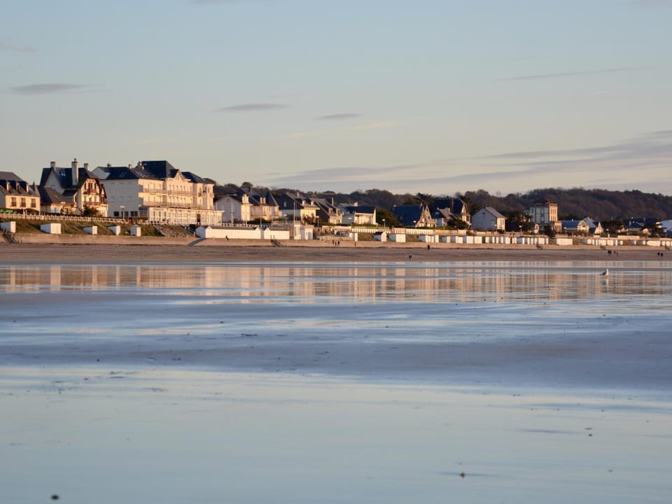 Tiny House bois avec terrasse, piscine, wifi, animaux admis, parking - 200m de la plage - FR-1-361A-88 House in Jullouville
