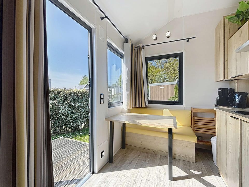 Tiny House bois avec terrasse, piscine, wifi, animaux admis, parking - 200m de la plage - FR-1-361A-88 House in Jullouville